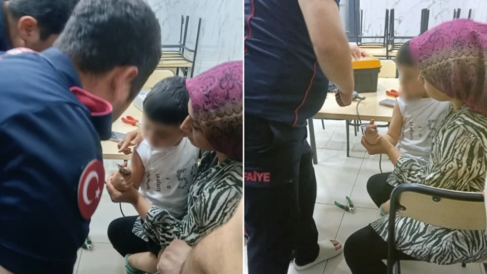 Osmaniye'de parmağı metal parçaya sıkışan çocuğa itfaiye müdahalesi