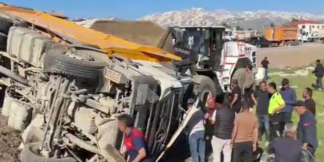 Hakkari'de kamyon ile minibüsün çarpıştığı kazada 3 kişi öldü