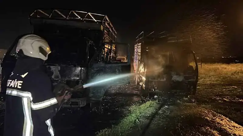 Kayseri'de kundaklandığı iddia edilen 2 kamyon yandı