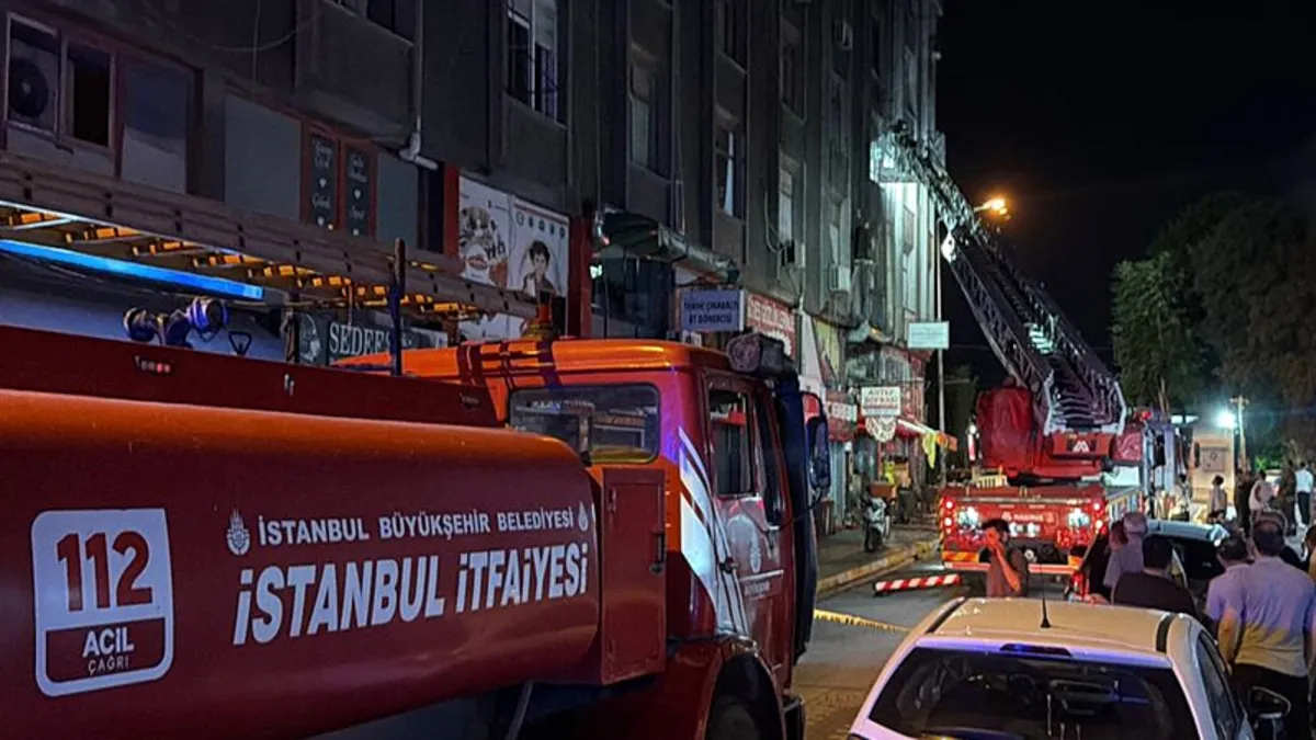 Küçükçekmece'de restoranda yangın: 4 iş yeri zarar gördü