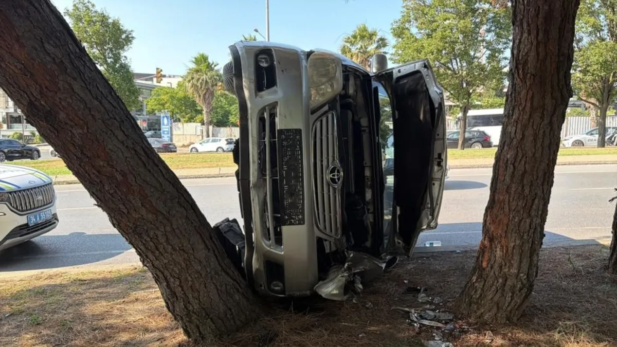 Bakırköy'de feci kaza: Kontrolden çıkan araç takla attı! 1 yaralı