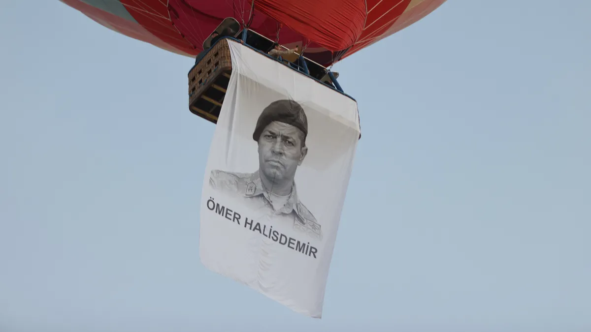 253 şehidin resimleri gökyüzünde! Balonlar 15 Temmuz için havalandı
