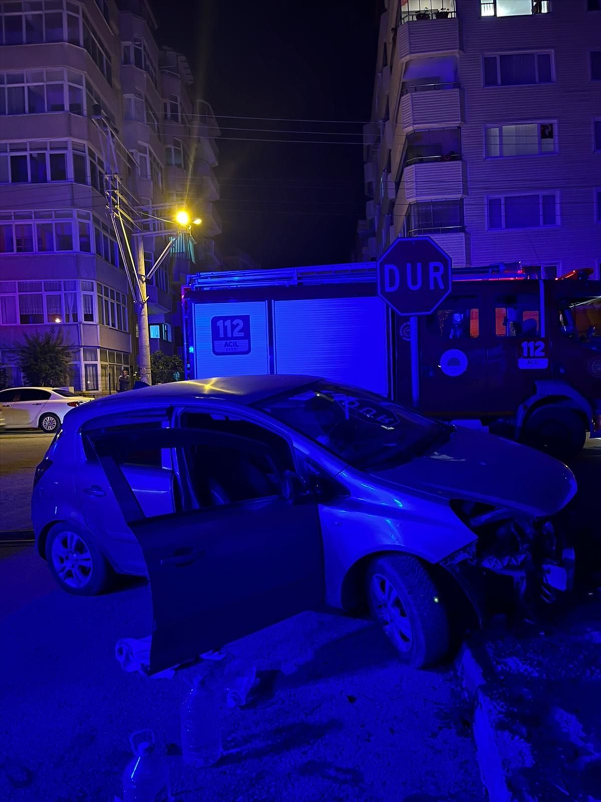 Çınarcık'ta refüje çarpan otomobilde hasar oluştu