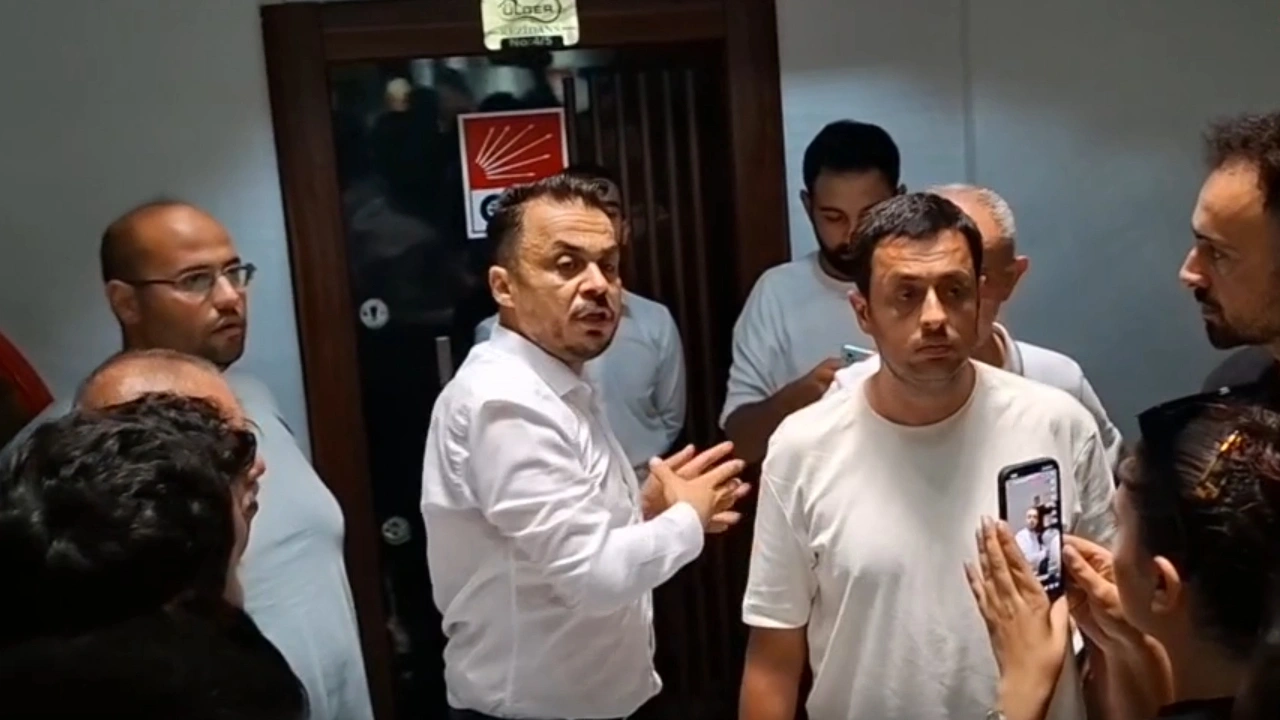 Butlan yönetimi tarafından atanan başkan CHP il binasına çilingirle girdi