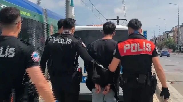Polisi görünce kaçmak istedi: 34 dosyadan 23 yıl hapis cezası ile arandığı ortaya çıktı