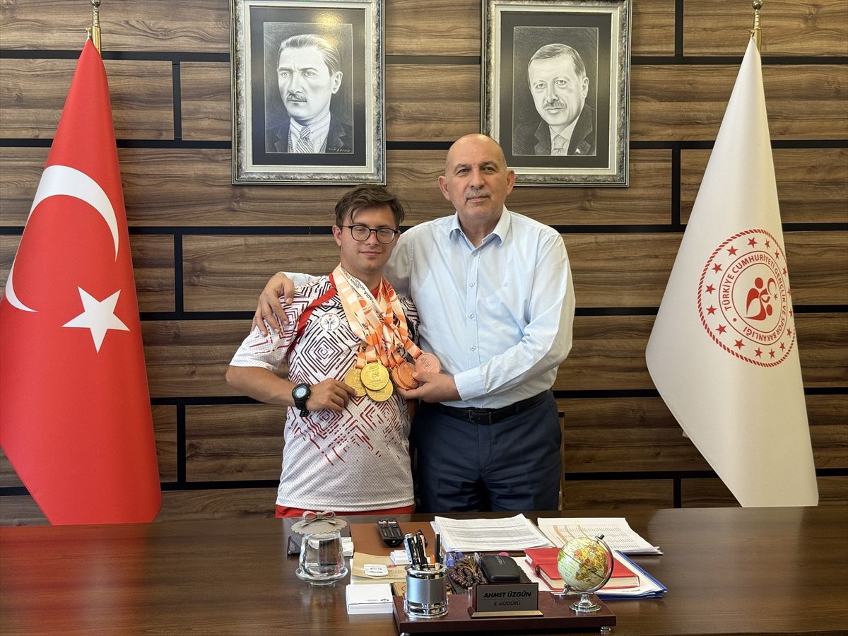 Down sendromlu milli sporcu Akçakoca'dan İl Gençlik ve Spor Müdürü Üzgün'e ziyaret
