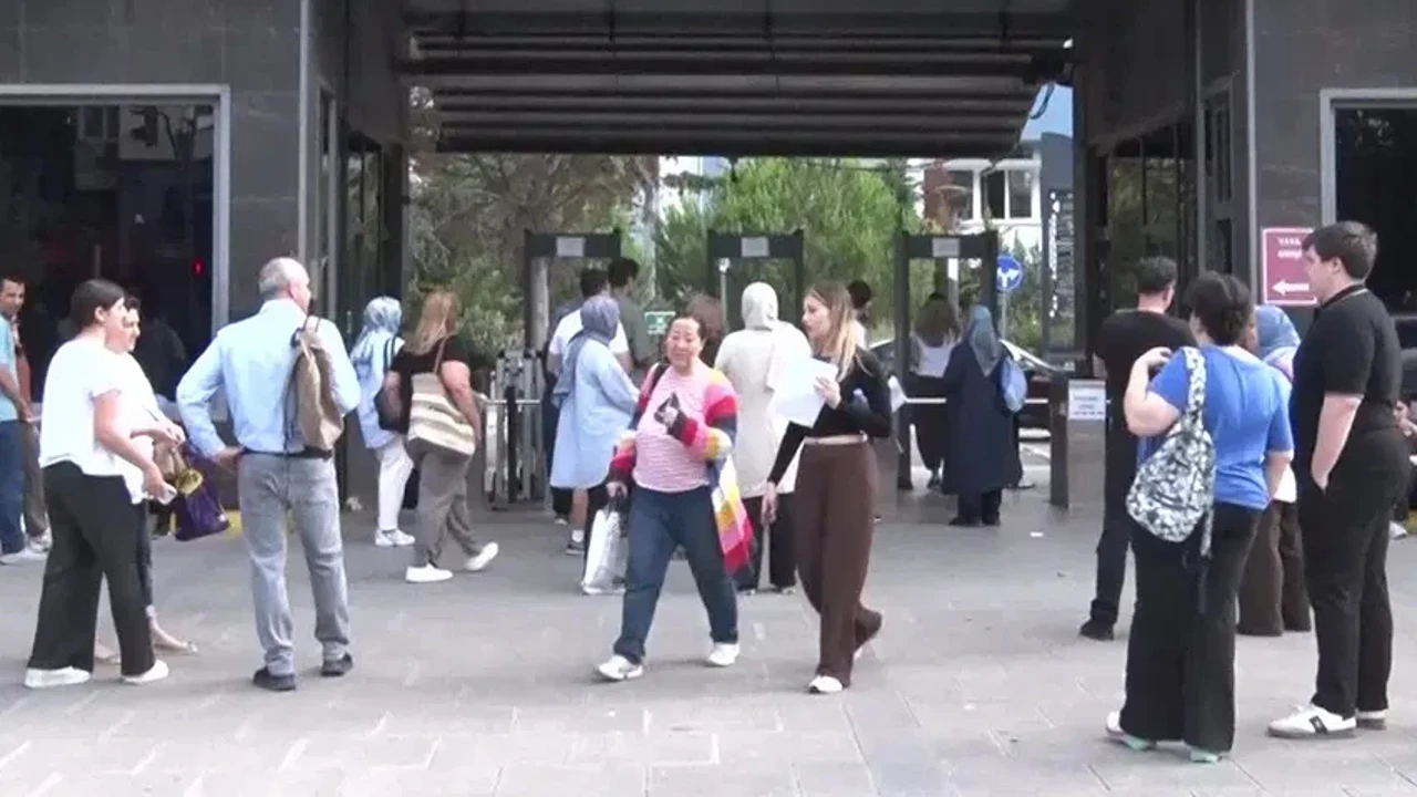 YKS maratonu başladı: Okul önlerinde heyecanlı bekleyiş
