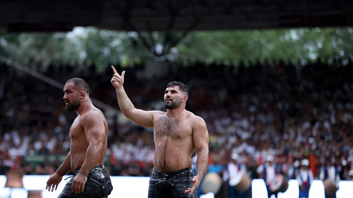 Gençlik ve Spor Bakanı Osman Aşkın Bak, Erkan Taş'ı tebrik etti!