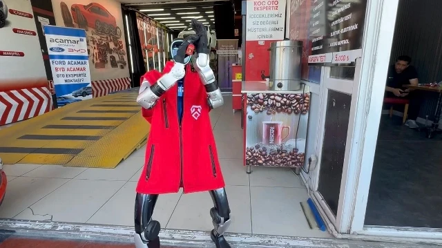 Yapay zeka destekli robot oto ekspertiz firmasının maskotu oldu: Usta haftalığıma zam yaparsa daha mutlu olurum
