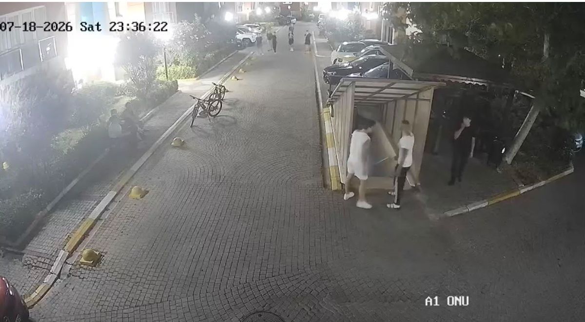 Esenyurt'ta 'yan baktın' kavgasında 15 yaşındaki çocuğu tekme tokat darbettiler
