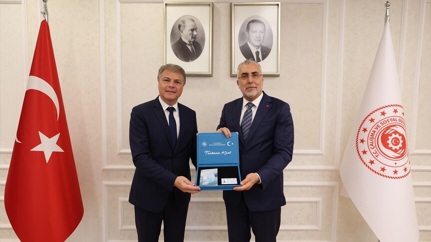 Bakan Işıkhan, Renault Group Türkiye CEO'su Jaillet'ye Turkuaz Kart verdi
