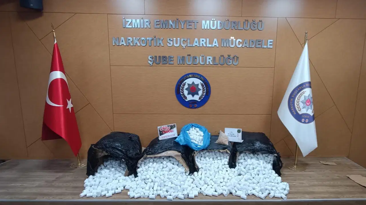 İzmir'de operasyon... 196 bin 560 sentetik hap ele geçirildi: 3 tutuklama