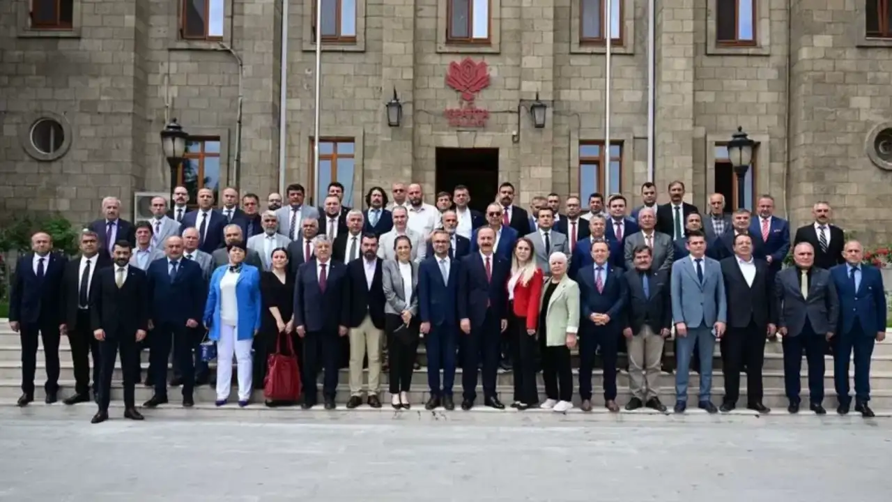MHP Isparta İl Başkanı Gülay ve beraberindeki heyetten Isparta Valisi Abdullah Erin’e ziyaret
