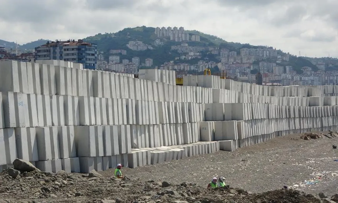 Dev bloklar sahile dizildi, görüntüler Çin Seddi'ni anımsattı