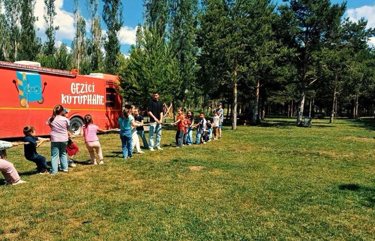 'Gezici Kütüphane' Yenişehir Parkı'nda çocuklarla buluştu