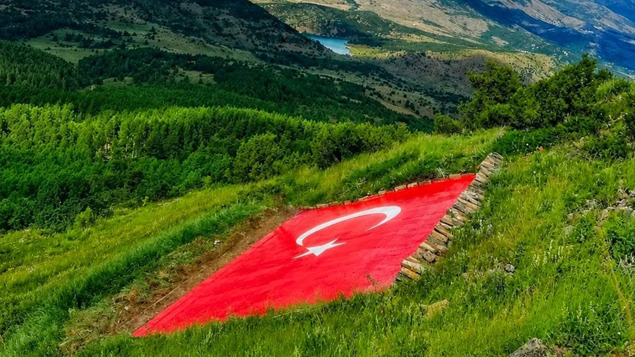 Kelkit Vadisi'nin zirvesindeki gurur: Dev Türk bayrağı yenilenen yüzüyle göz kamaştırıyor