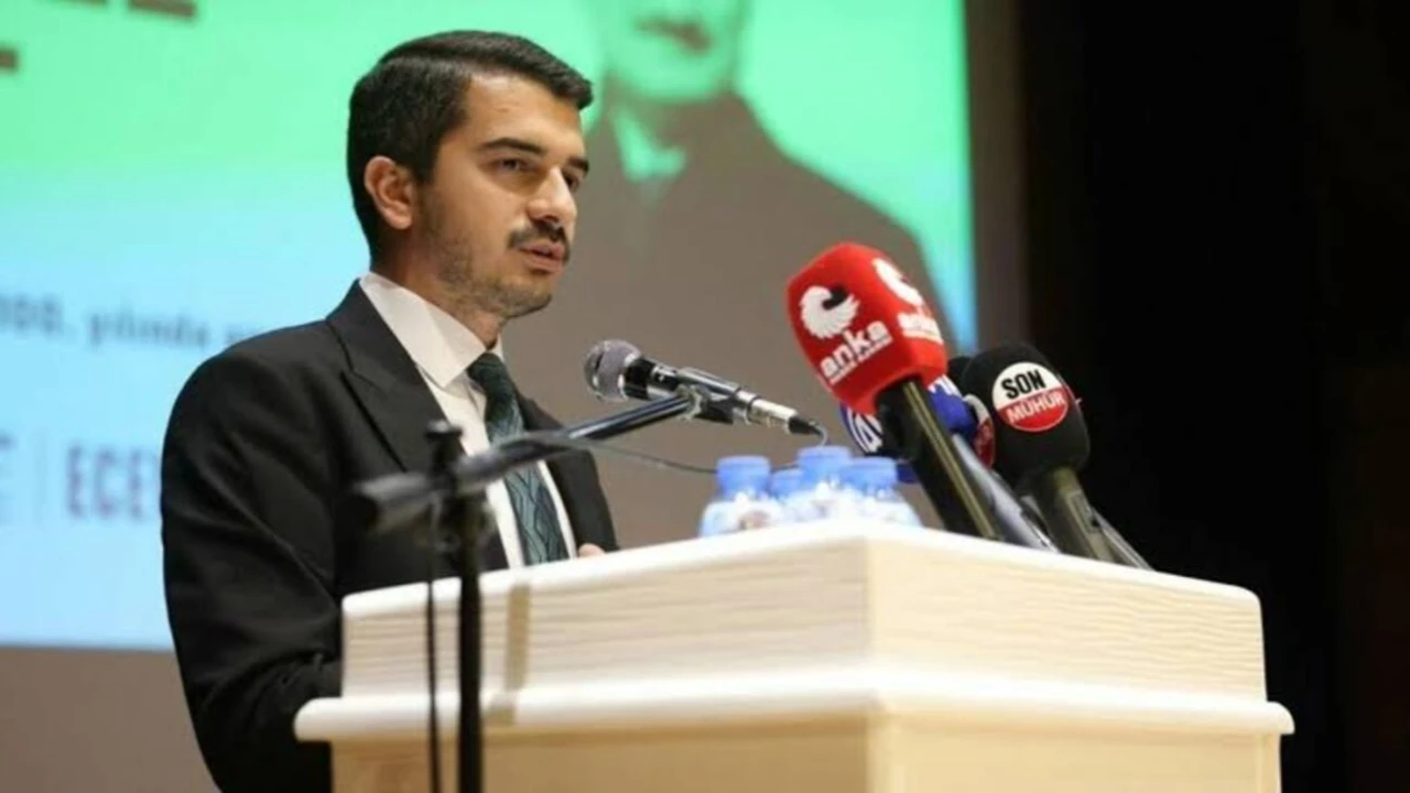 Tarihi zirve sırasında tatile giden belediye başkanı sessizliğini bozdu