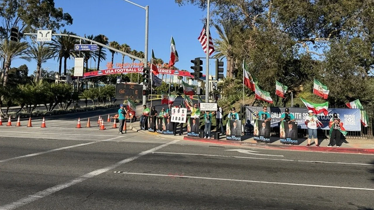 İran Milli Takımı Los Angeles'ta protestoların hedefi oldu