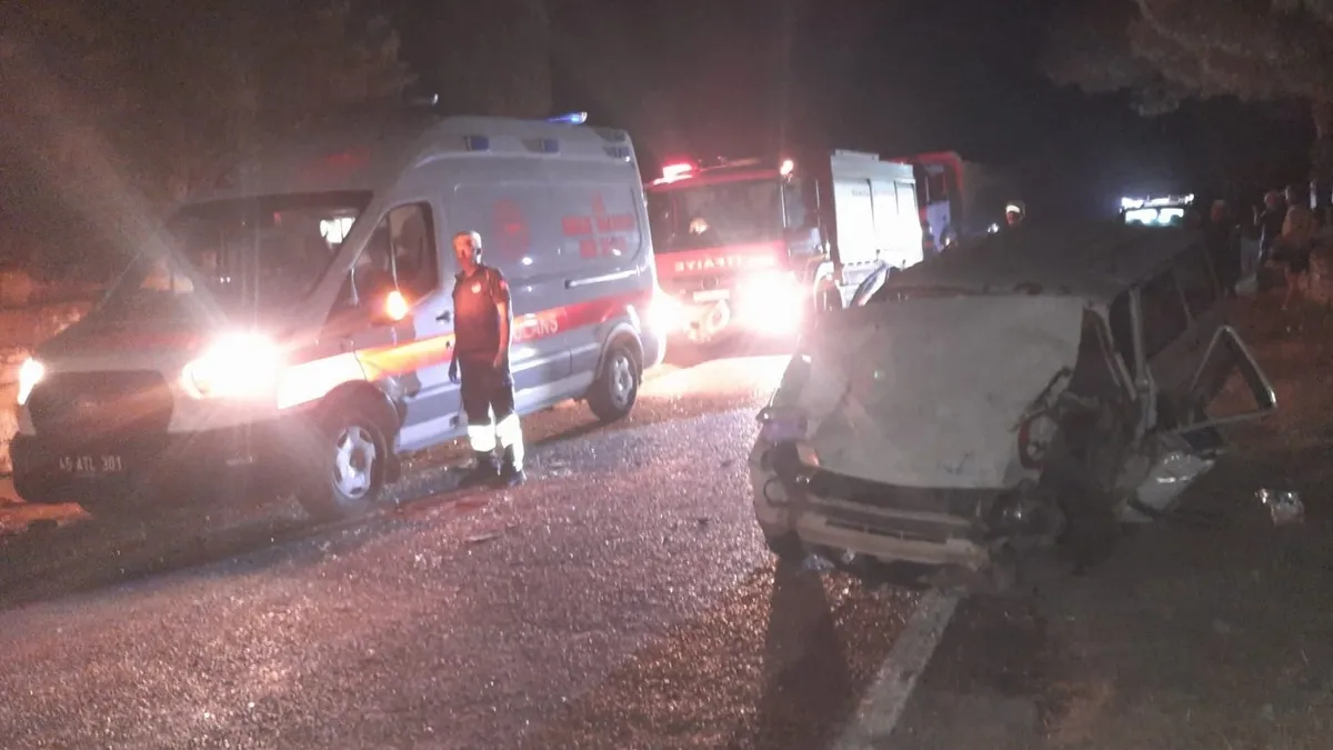 Manisa'da feci kaza! Otomobil ile traktör kafa kafaya çarpıştı
