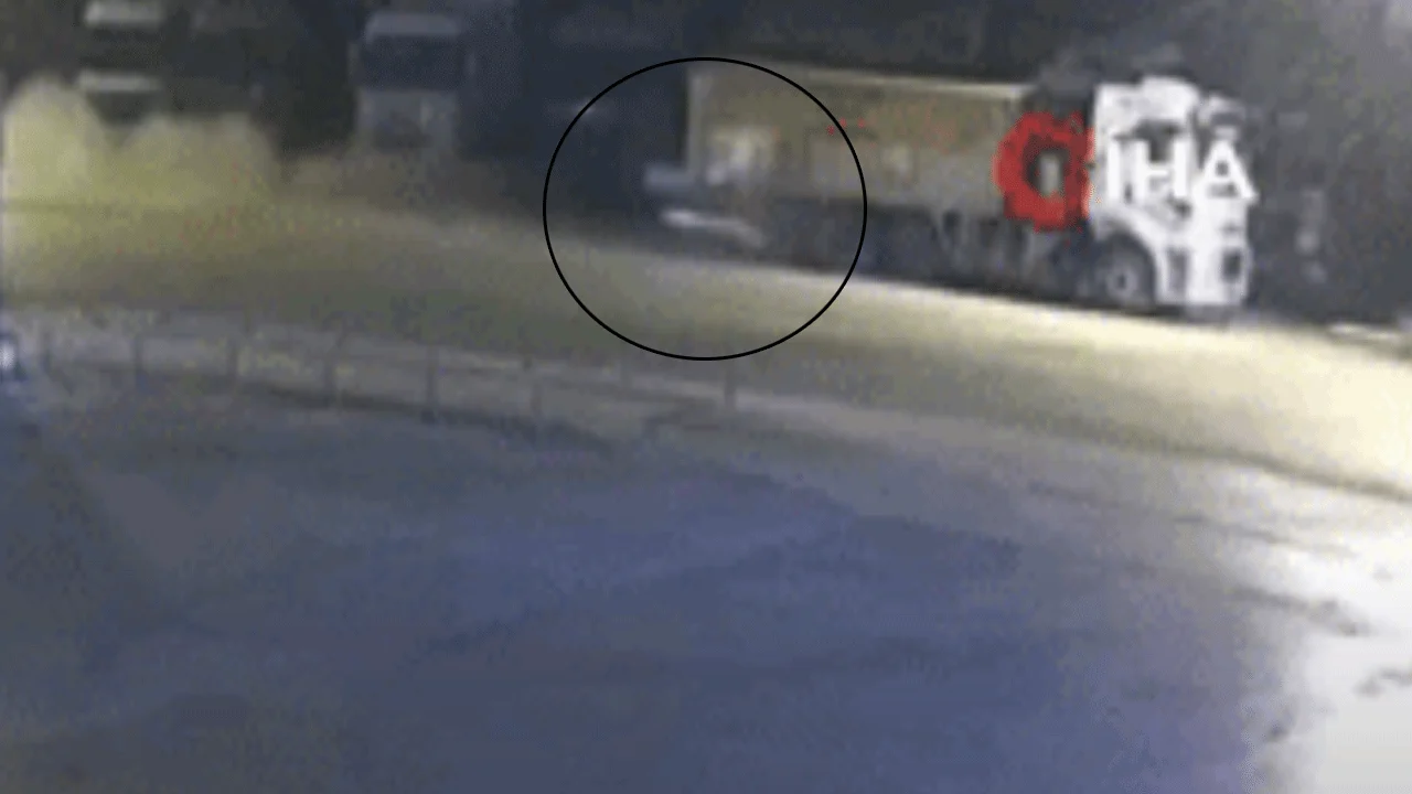Ankara'da feci kaza: Otomobil tıra arkadan çarptı!