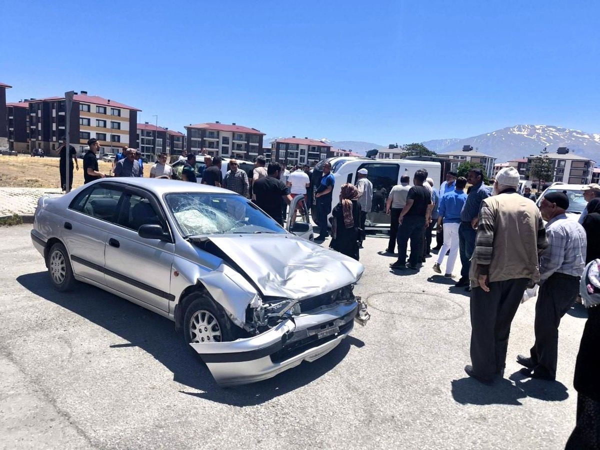 Erzincan'da maddi hasarlı trafik kazası