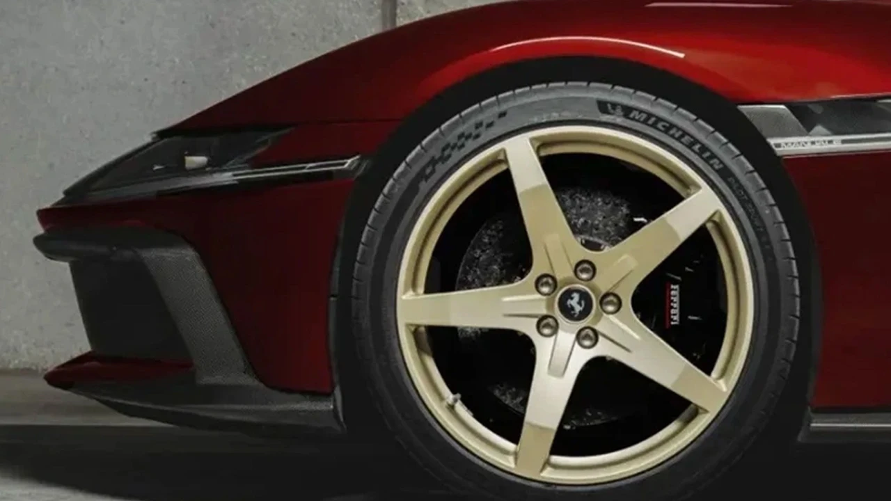 Geleneksel sürüş tutkunlarına özel hamle: Ferrari V12 motorlu ve manuel şanzımanlı yeni modelini tanıttı
