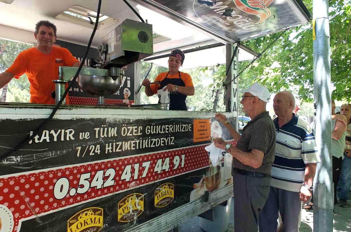 Burhaniye'de lokma hayrı geleneği devam ediyor
