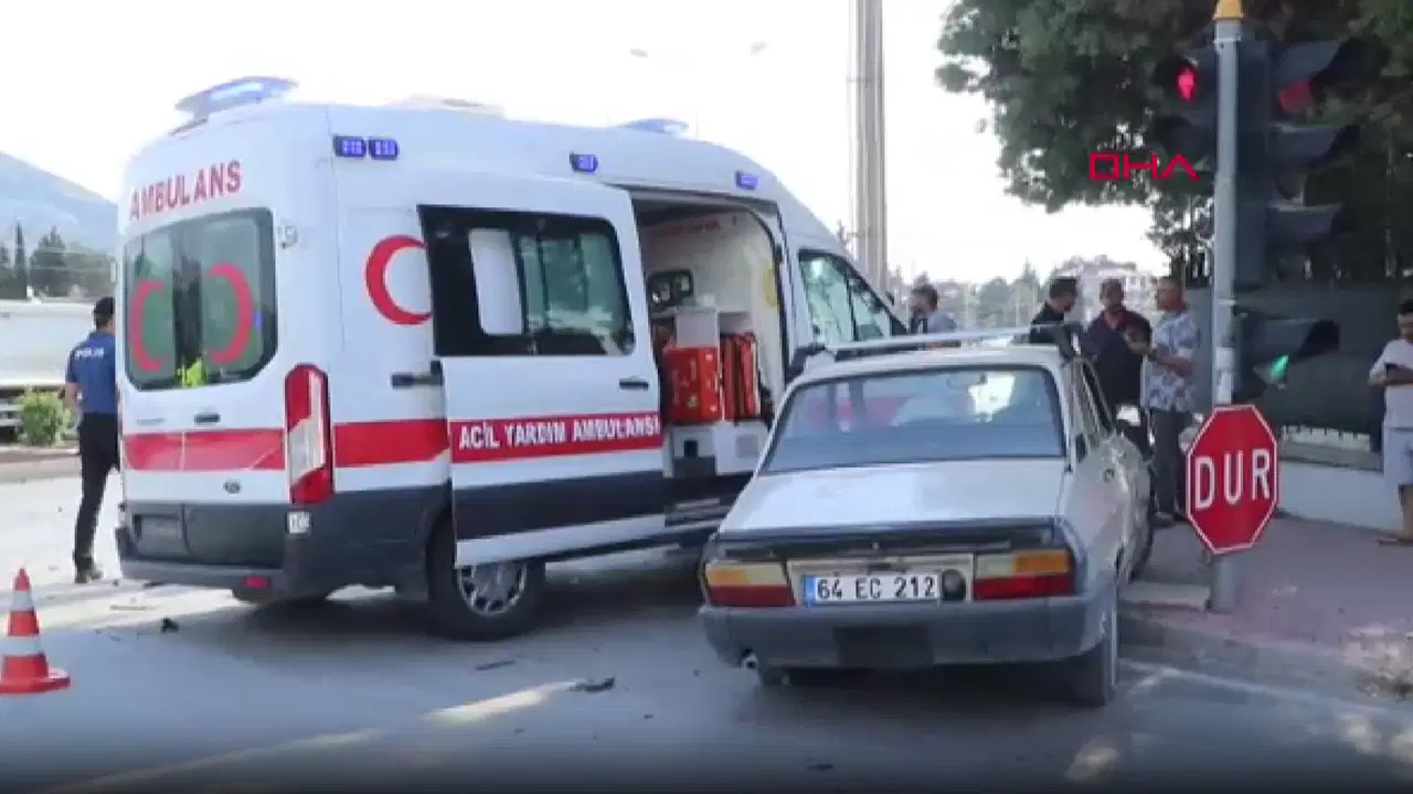 Askeri ambulans ve otomobiller çarpıştı: 2 yaralı