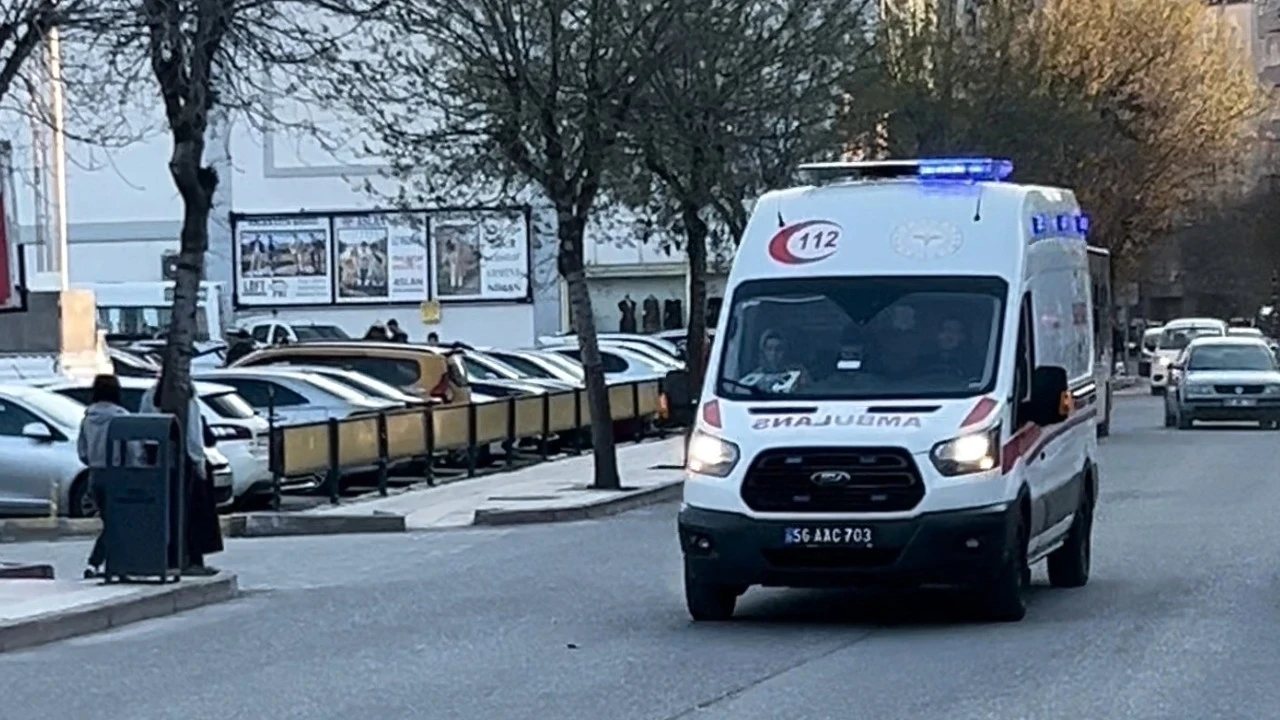 Hafif ticari araç ile otomobil çarpıştı: Çok sayıda yaralı var