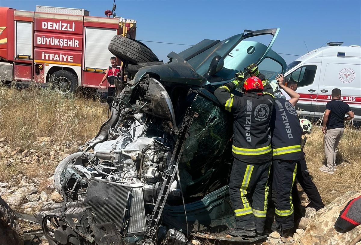 Denizli'de devrilen otomobildeki 4 kişi yaralandı