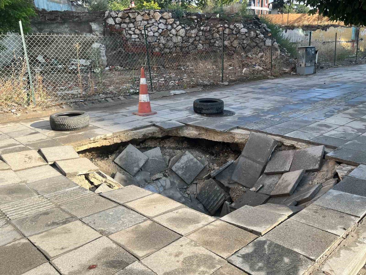 Çorum’da sağanak yağış sonrası kaldırım çöktü