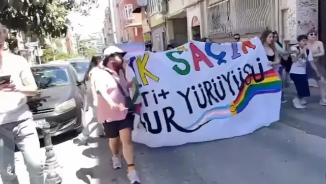 İstanbul Onur Yürüyüşü'ne polis müdahalesi: 'En az 50 kişi gözaltında'