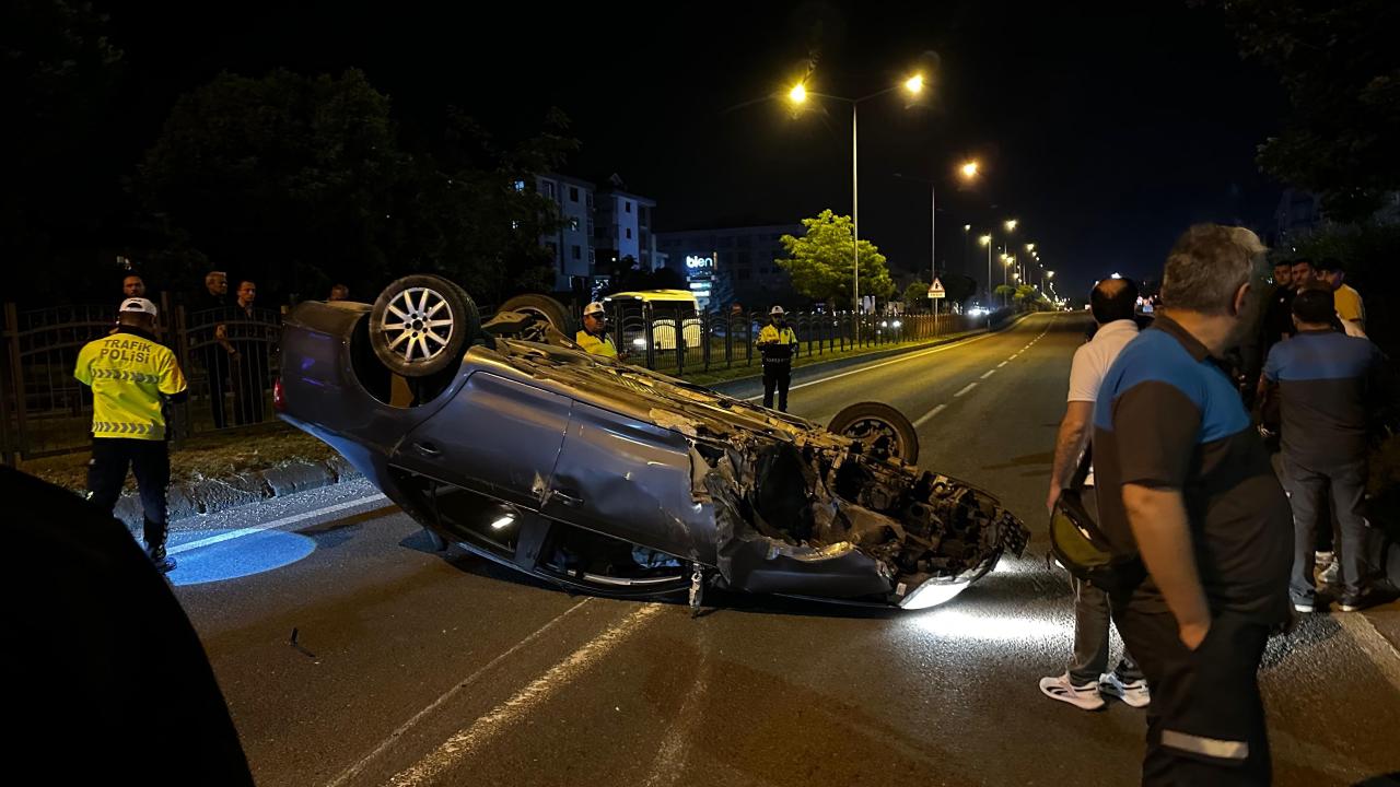 Takla atan otomobilden burunları bile kanamadan çıktılar