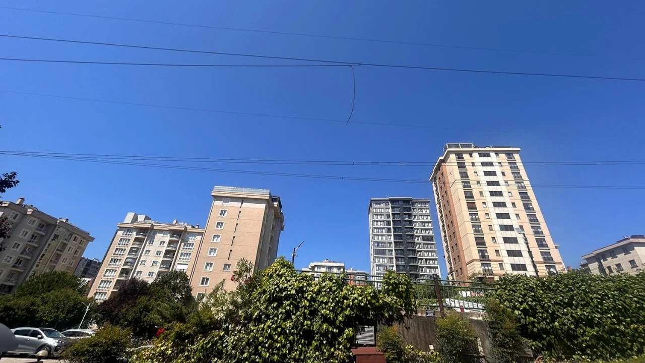İstanbul'da yüksek gerilim hattı paniği! Sitenin üzerine düştü