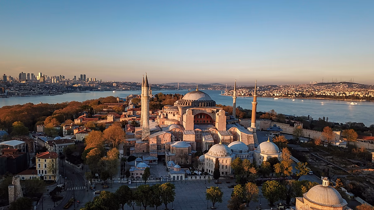 Ayasofya'da İncil okudukları iddiasıyla iki Rus vatandaşı gözaltında