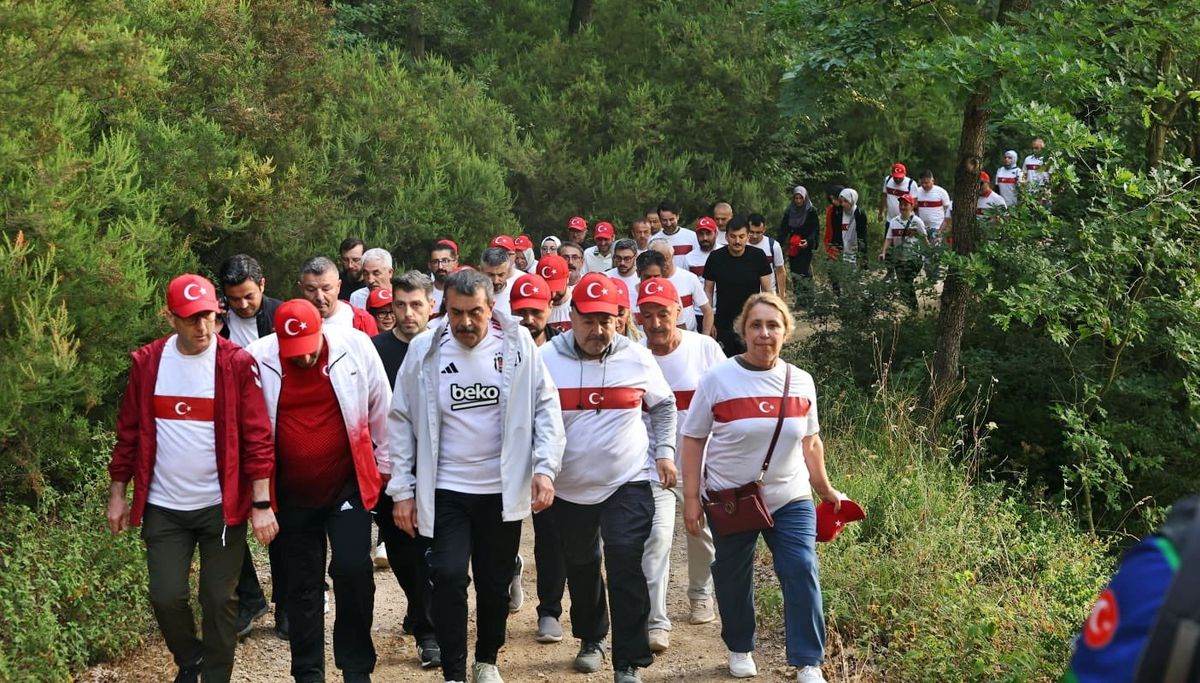 Bakan Tekin Sakarya'da öğretmenlerle ormanda yürüyüşe katıldı