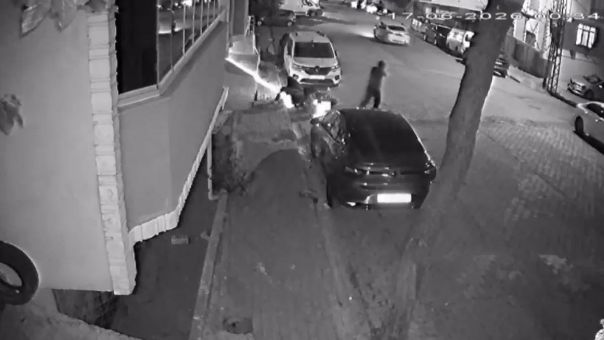 SON DAKİKA… İstanbul Esenyurt'ta iki grup arasında silahlı çatışma: Dehşet anları güvenlik kamerasında…