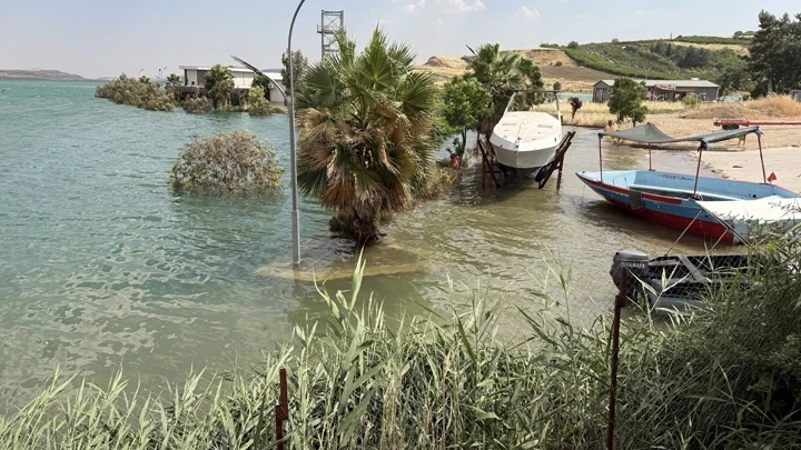 Adıyaman'da baraj taştı: İş yerleri ve yürüyüş yolları su altında kaldı! Vatandaşlara uyarı