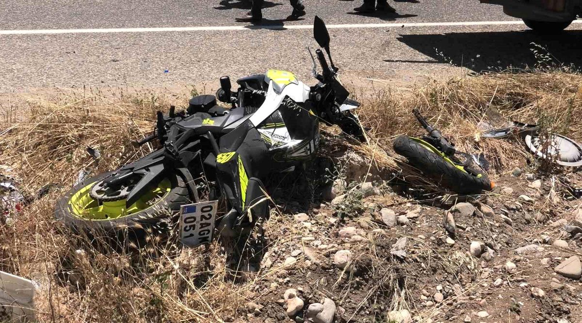 Kamyonet ile motosiklet çarpıştı: 1'i ağır 2 yaralı