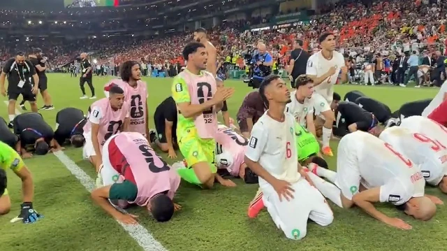 Tarihi zafer şükür secdesiyle taçlandı: Hollanda’yı kupanın dışına iten Faslı futbolcular sahada secdeye kapandı