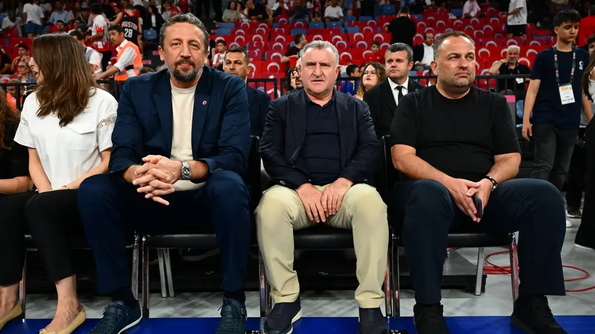 Bakan Bak: 12 Dev Adam, ayağa kalktı