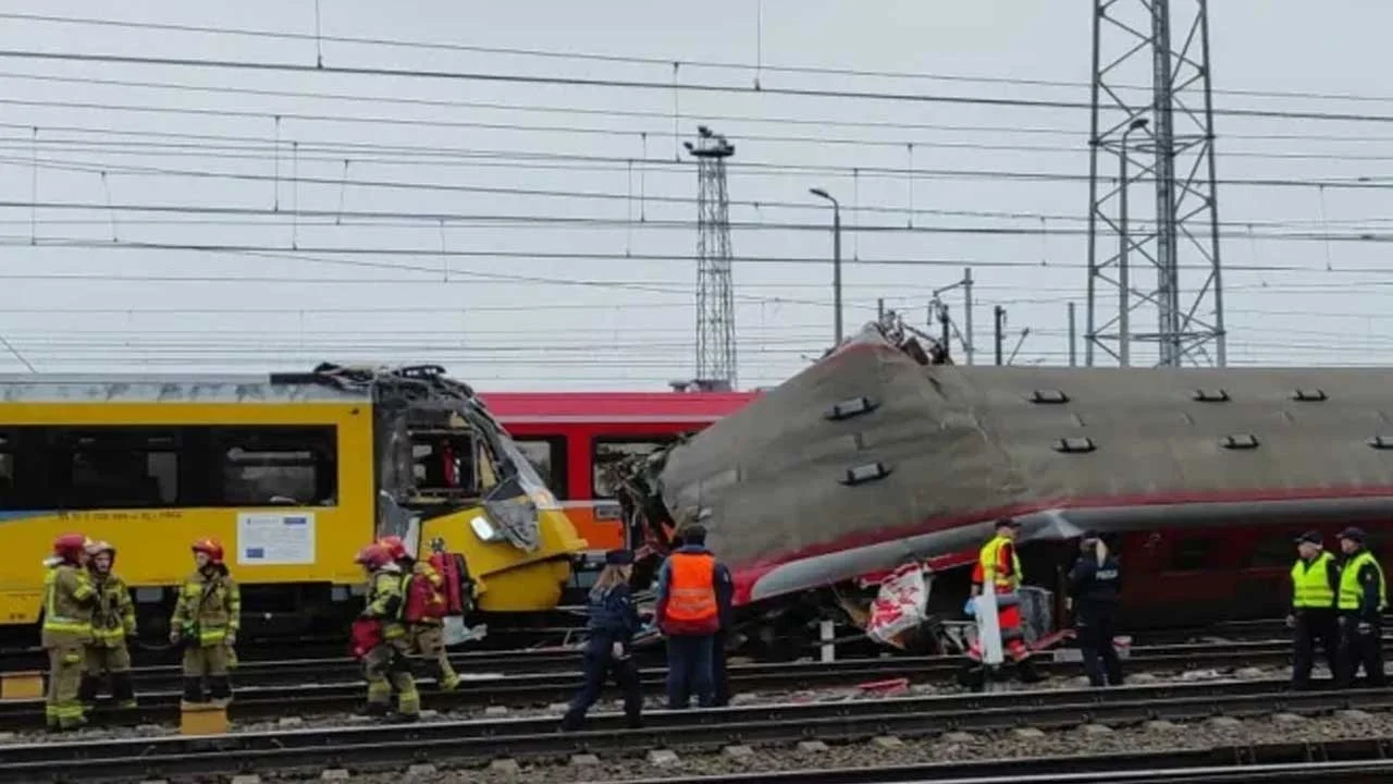Avrupa ülkesi Polonya'da neler oluyor! Bugün önce uçak sonra tren kazası