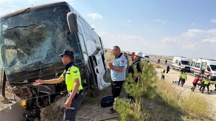 Yolcu otobüsü yoldan çıktı… Çok sayıda yaralı var