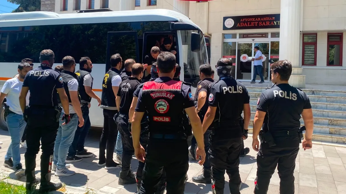 Afyonkarahisar'daki minibüs durağı cinayetinde yeni gelişme: 18 gözaltı