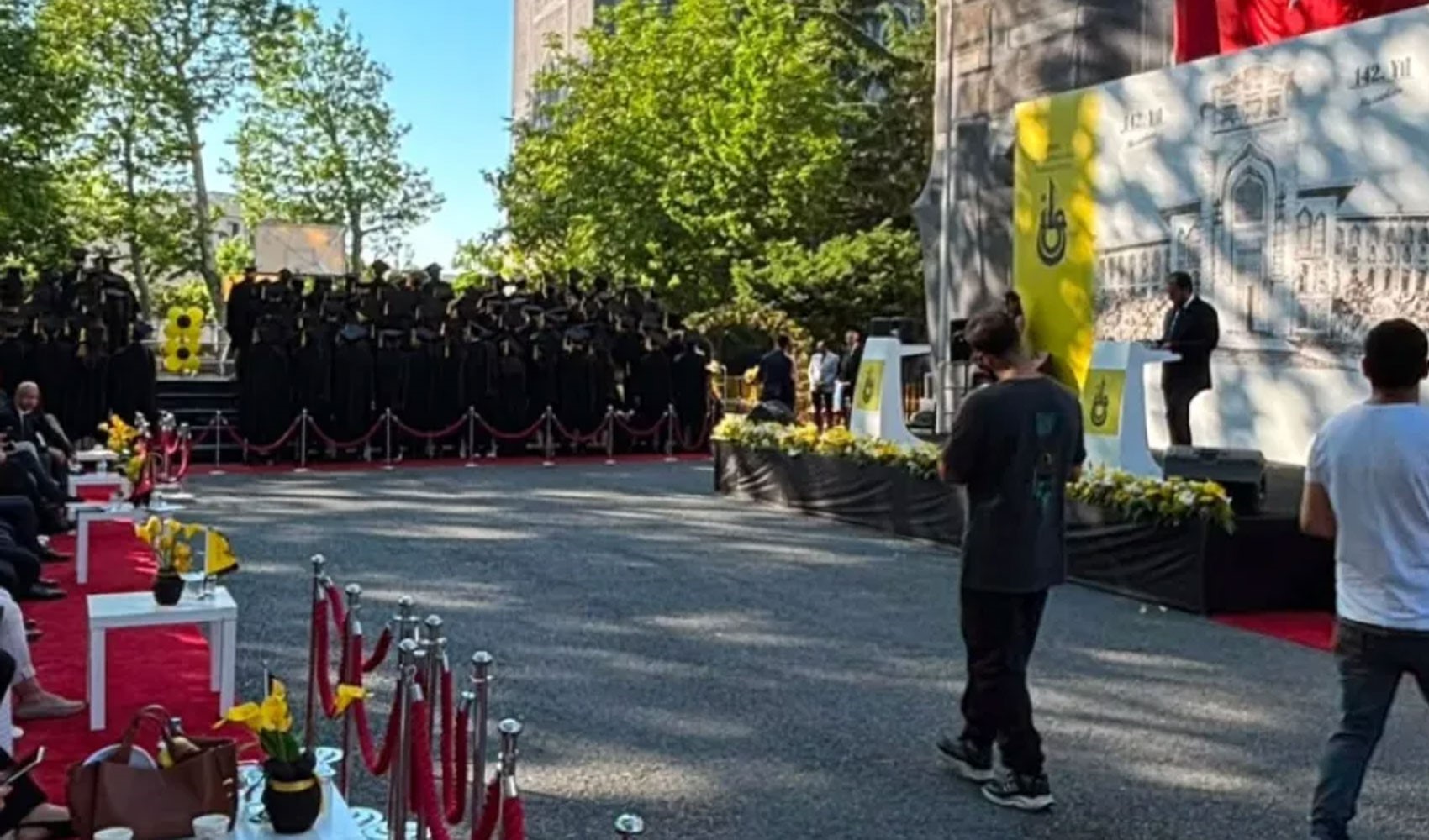 Öğrenciler okul müdürüne sırtını döndü, İl Milli Eğitim Müdürü velilerle tartıştı: İstanbul Erkek Lisesi'nde protesto