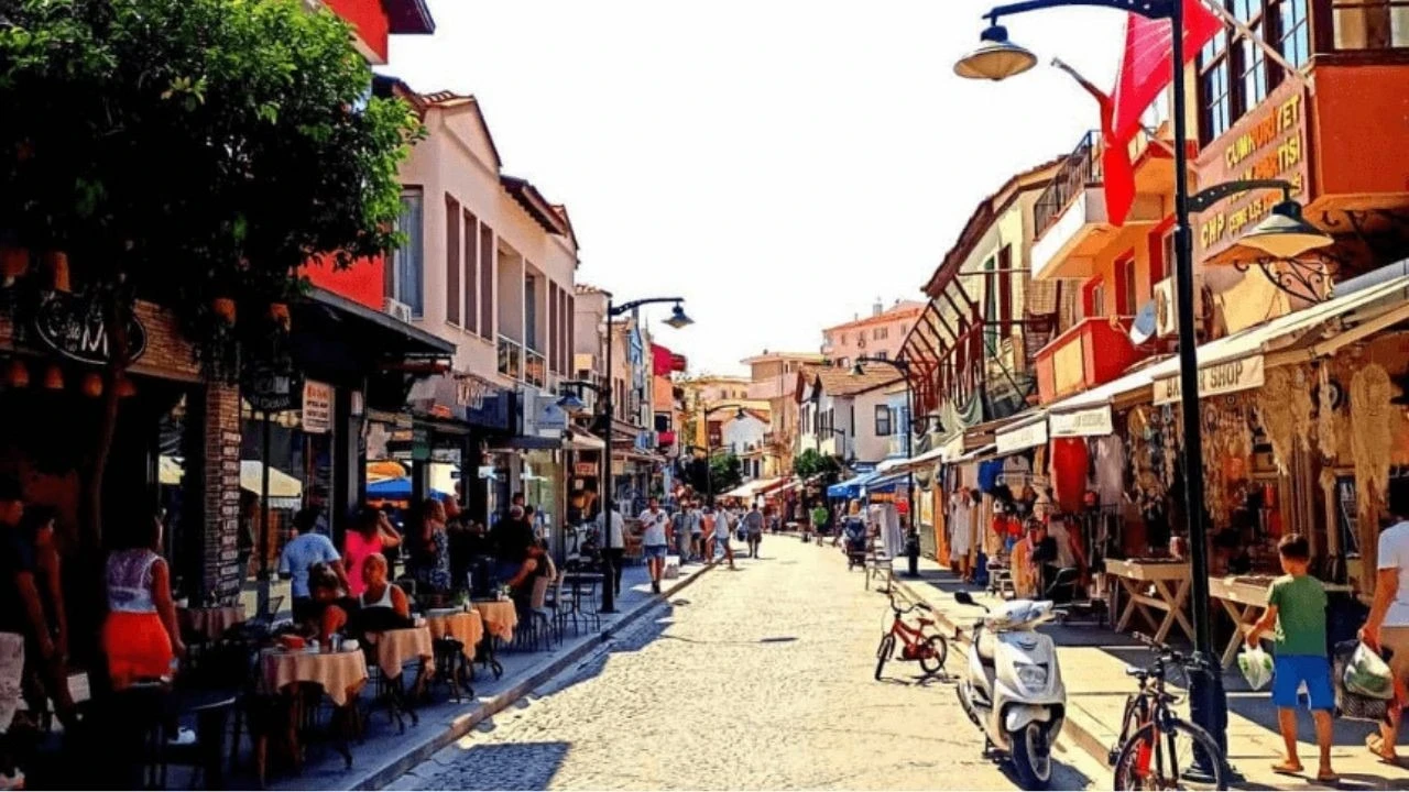 Fahiş mi normal mi? Alaçatı'da gelen hesap dudak uçuklattı! Sosyal medya adeta ikiye bölündü