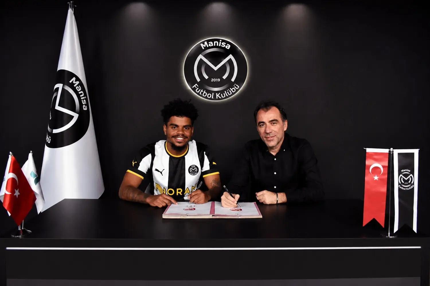 Manisa FK 5 futbolcuyu kadrosuna kattı
