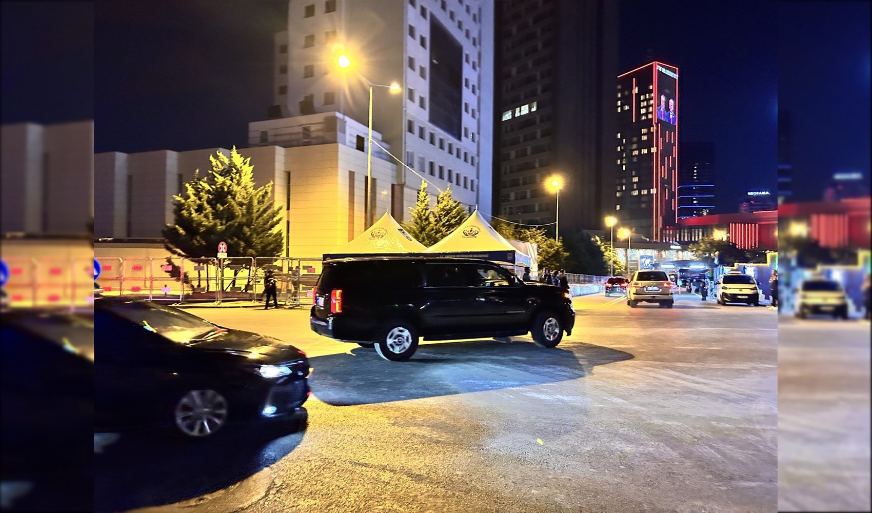 ABD Başkanı Trump, konaklayacağı otele giriş yaptı