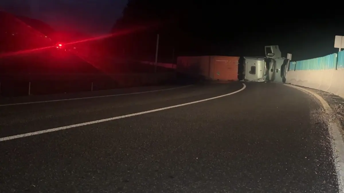 Bolu Dağı'nda askeri mühimmat yüklü TIR devrildi