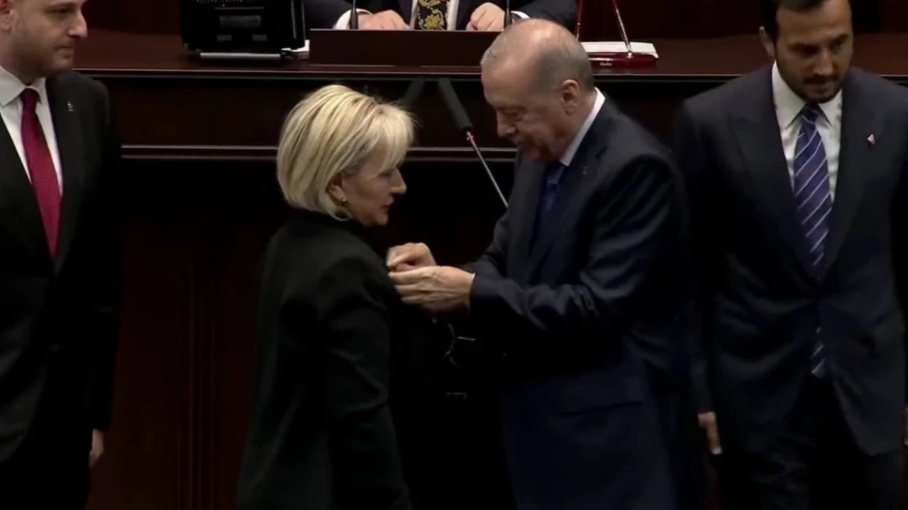 CHP'den istifa eden İstanbul Milletvekili Nimet Özdemir, AK Parti'ye katıldı!